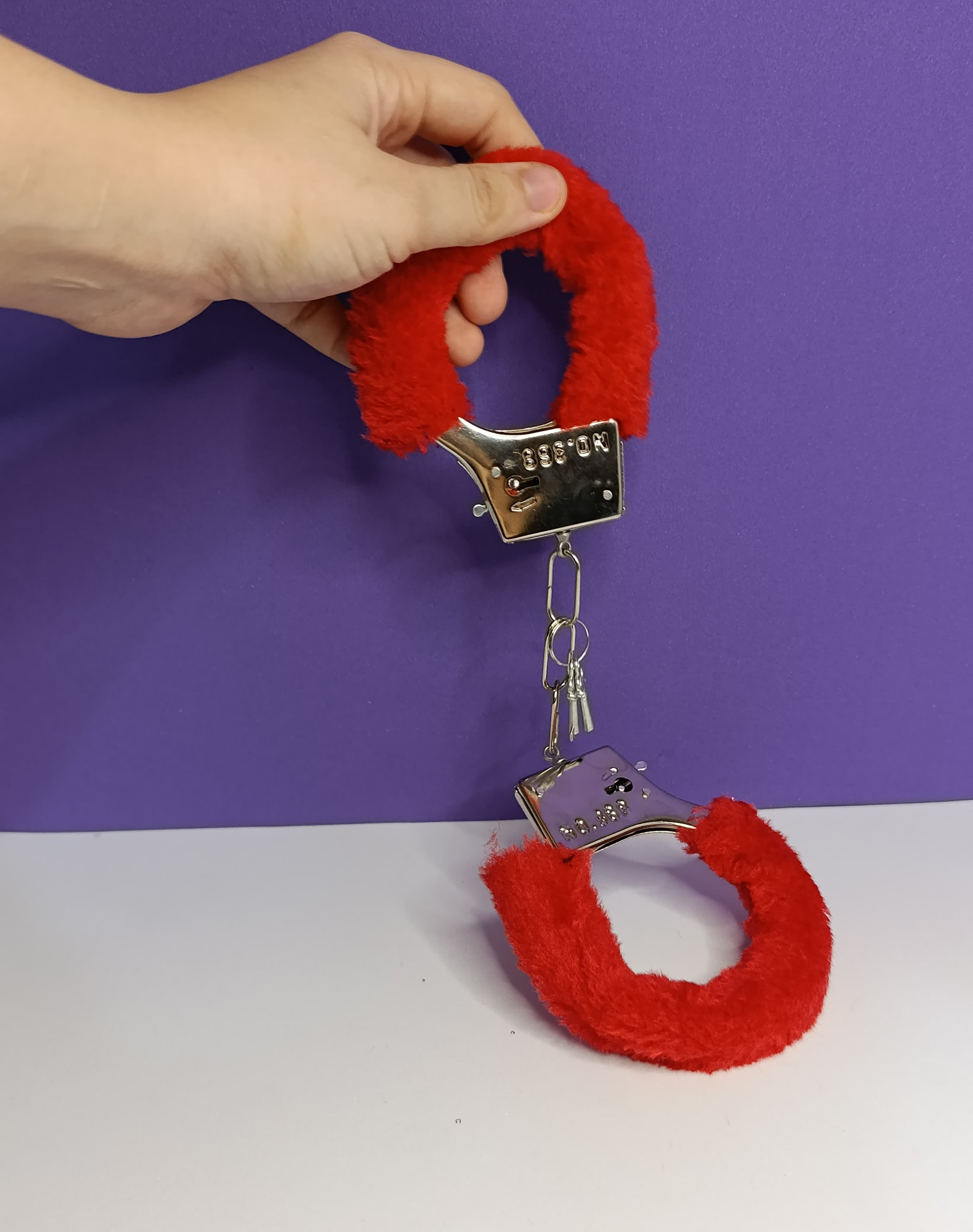 Algema de metal com pelúcia vermelho