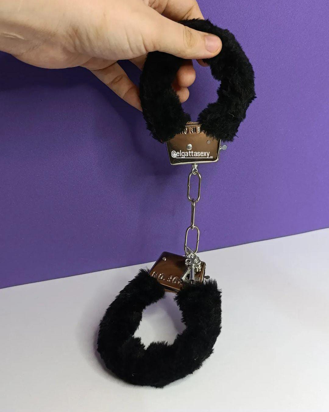 Algema de metal com pelúcia preto
